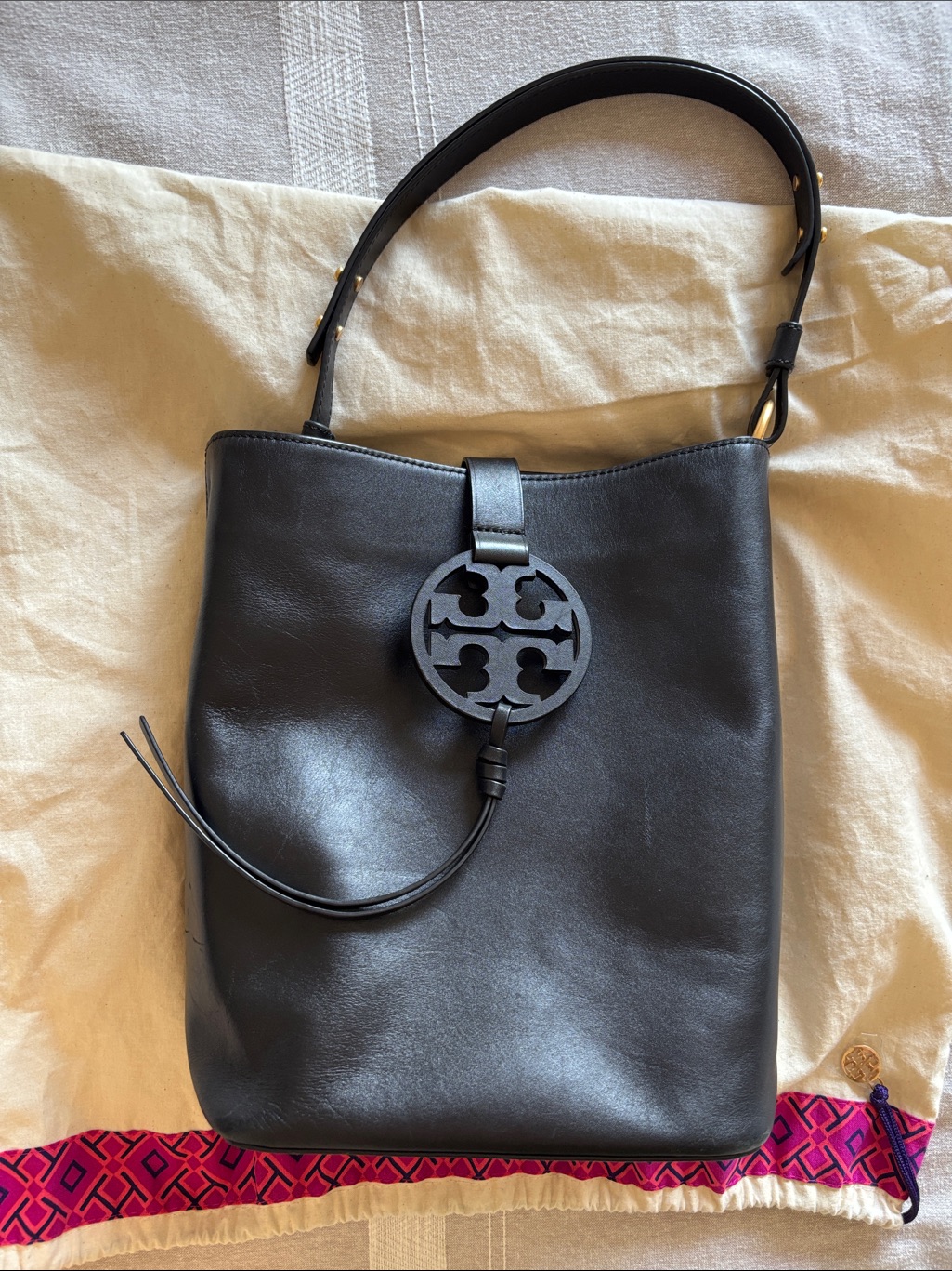 Tory Burch Black Leather Shoulder Bucket Bag With Logo Medallion